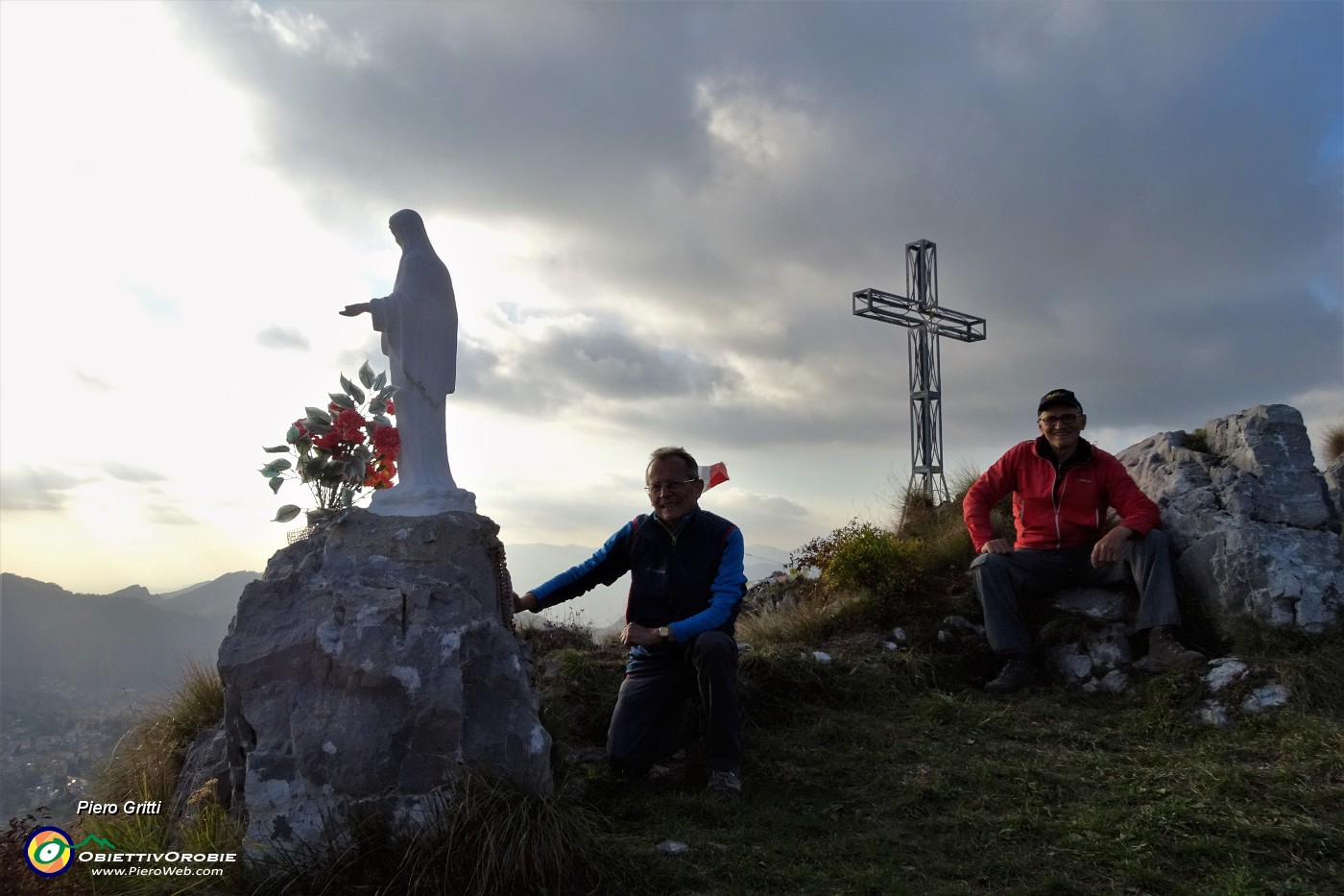 48 Alla Madonnina con vista sulla croce.JPG